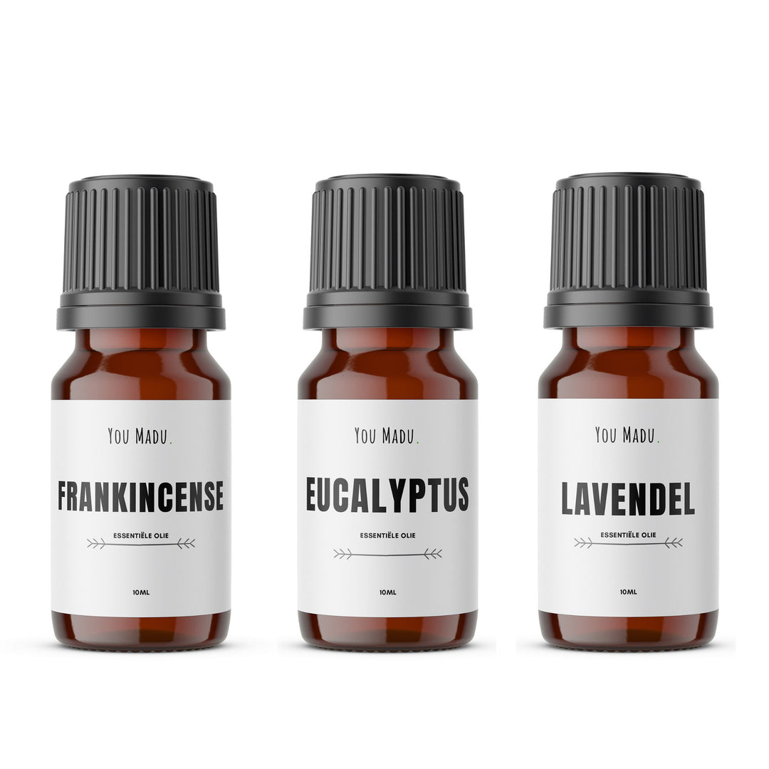 Een groep bruine flesjes met zwarte doppen, waaronder lavendel-, eucalyptus- en frankincense-oliën uit de Winter Essentiële Olie Mini Set van You Madu. Ontspan en revitaliseer jezelf met de rustgevende krachten van de natuur, zelfs op de koudste dagen.