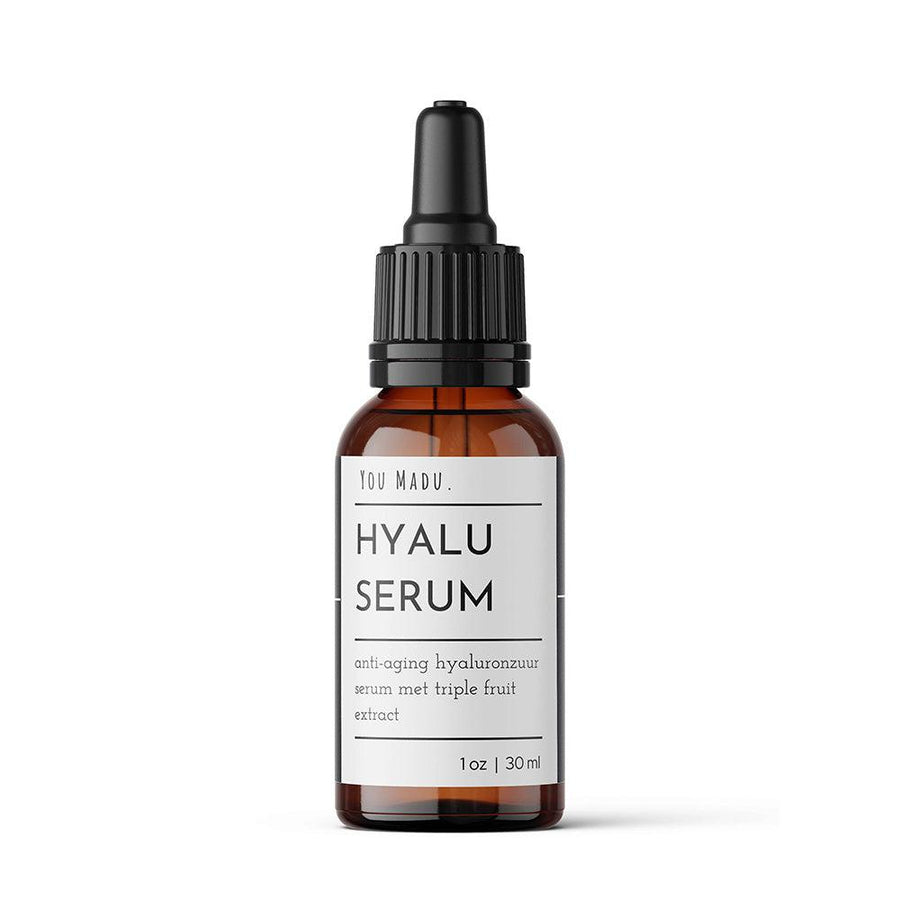 Een bruine fles met een druppelaar, gevuld met Hyaluronzuur Serum met Triple Fruit Extract. Geeft intense hydratatie voor een zachte, soepele en stralende huid. Natuurlijke ingrediënten, vrij van schadelijke chemicaliën. Geschikt voor alle huidtypes.